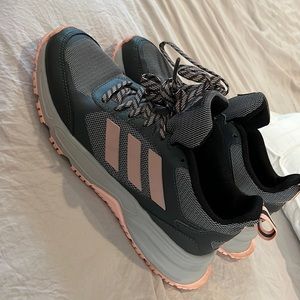 Women's Adidas cloud foam sneakers